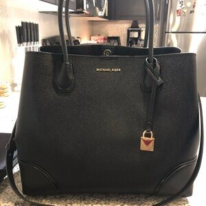 Michael Kors bag. Black and structured. Perfect for everyday and work.